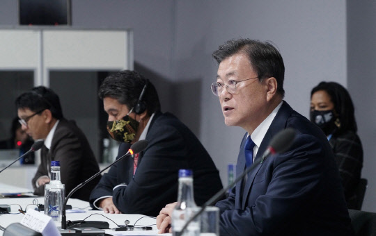 1일(현지시간) 문재인 대통령이 영국 글래스고에서 열린 COP26 의장국 프로그램(행동과 연대)에 참석한 모습. 청와대 제공.